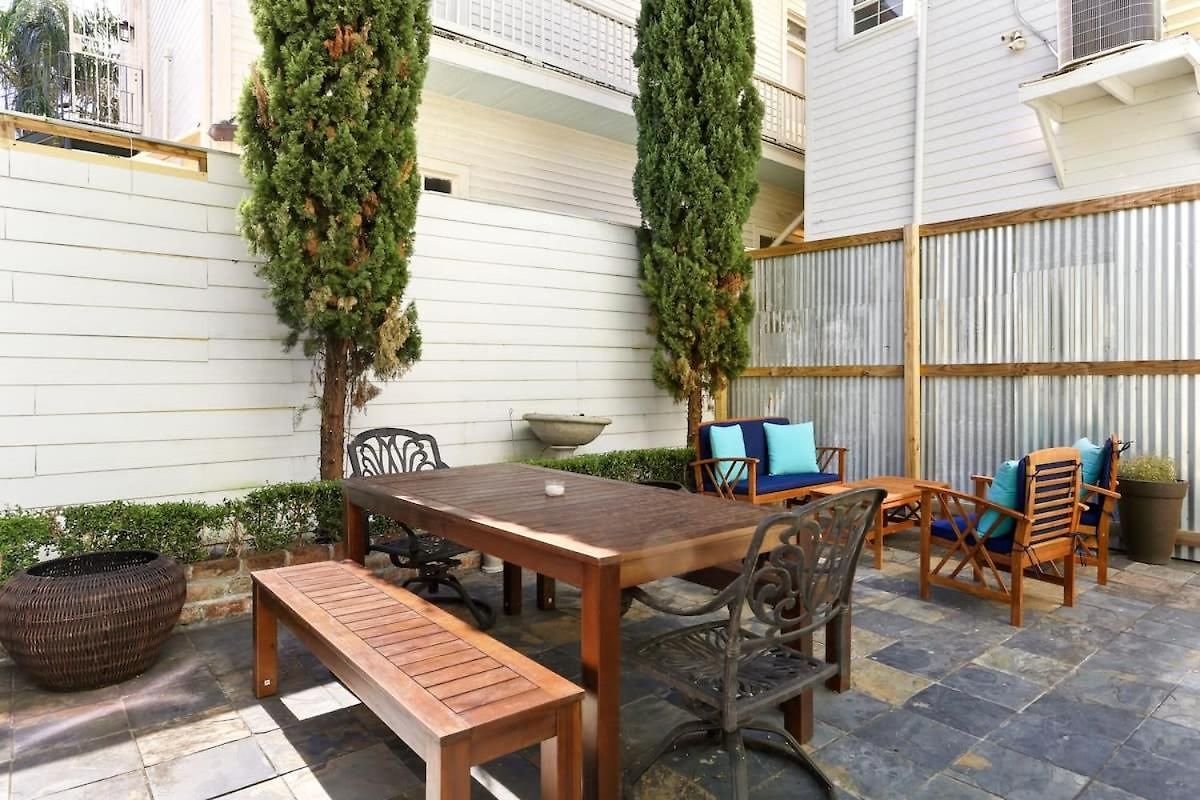 Holiday home Garden District 3bd 2ba Parking Stylish & Unique *