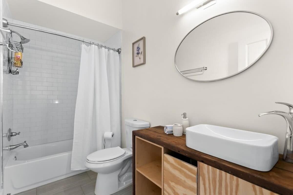 Stylish Creole 1 Bd Location *