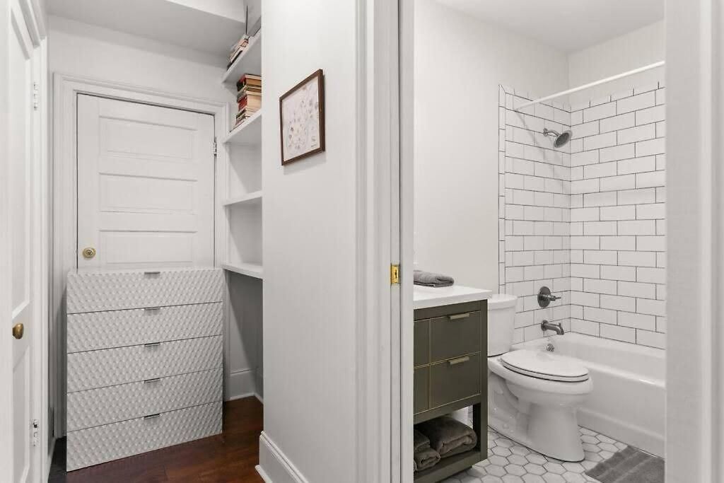 Garden District - Gated Parking Apartment *
