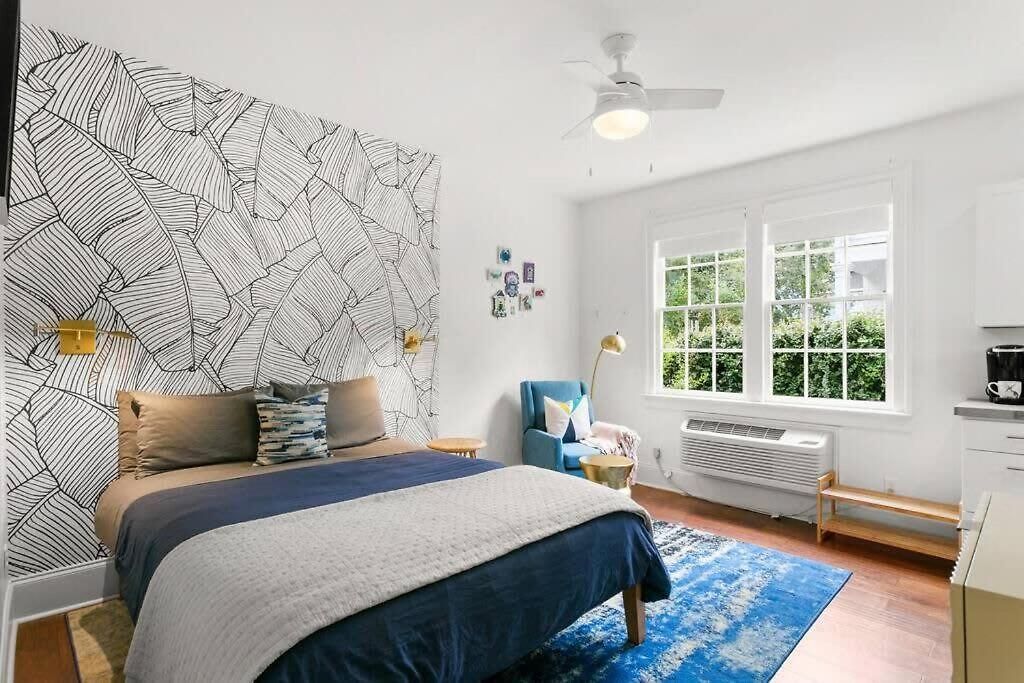 Garden District - Gated Parking Apartment *