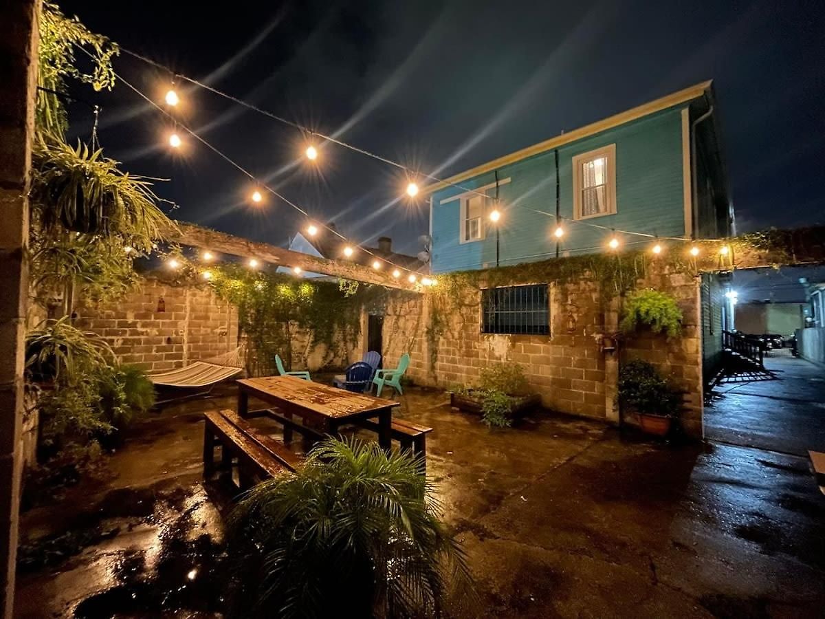 Urban 3 Bedroom Local Art Filled Frenchman Oasis Holiday home