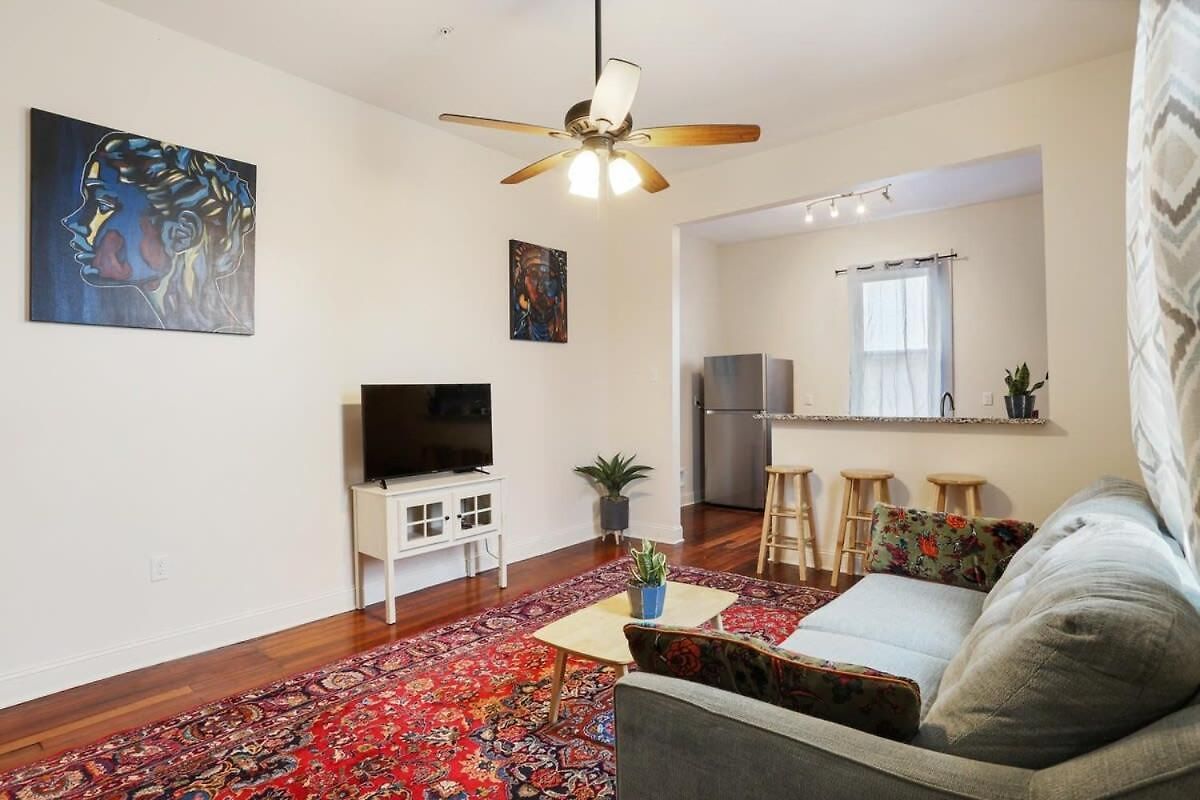 Urban 3 Bedroom Local Art Filled Frenchman Oasis *