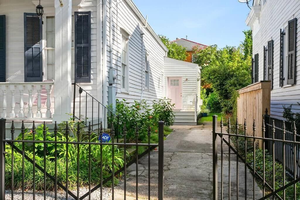 Garden District - Gated Parking *