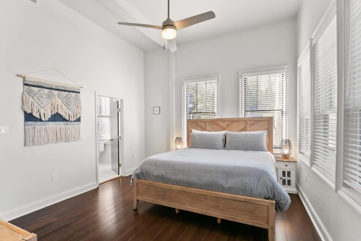 Modern Pristine Stunning 2bd Garden District Apartment New Orleans