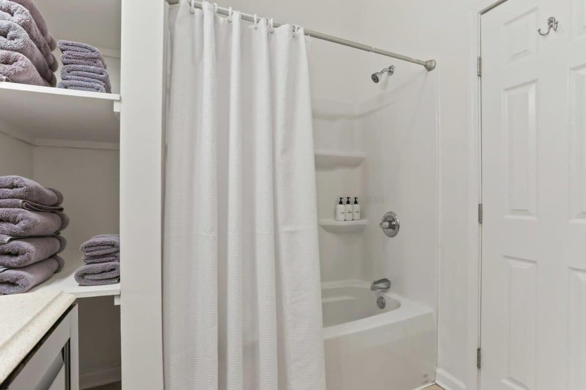 Pristine And Comfy Mid-city 2bd 1ba Apartment *