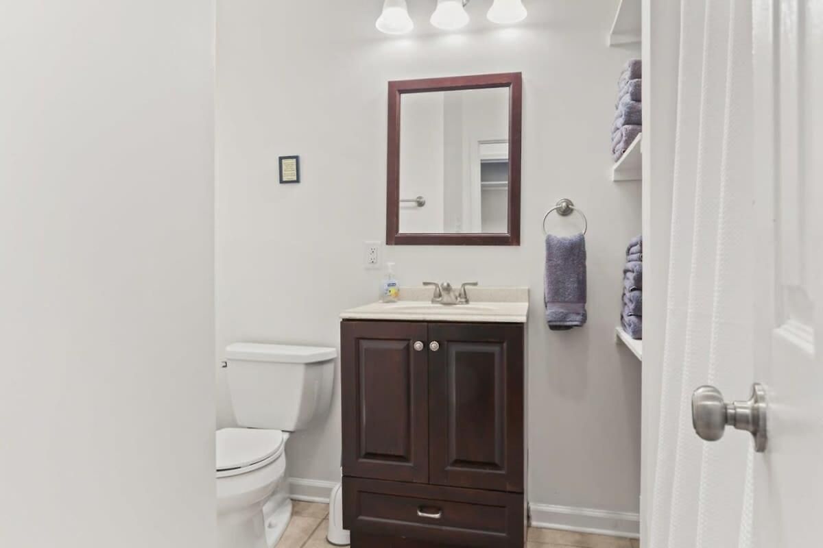 Pristine And Comfy Mid-city 2bd 1ba Apartment