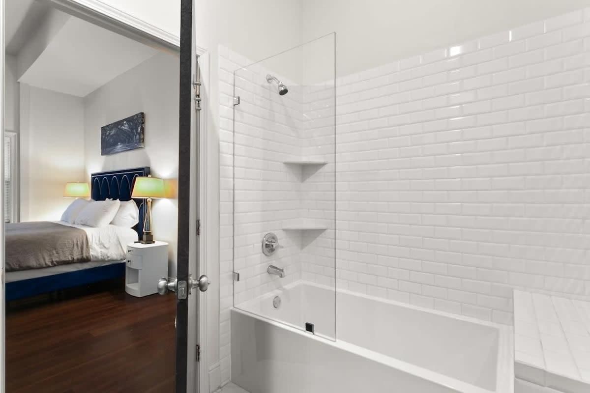 Modern Pristine Stunning 2bd Garden District * New Orleans