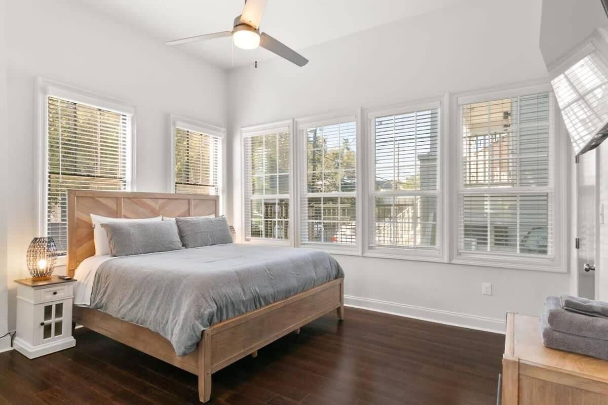 Apartment Modern Pristine Stunning 2bd Garden District *