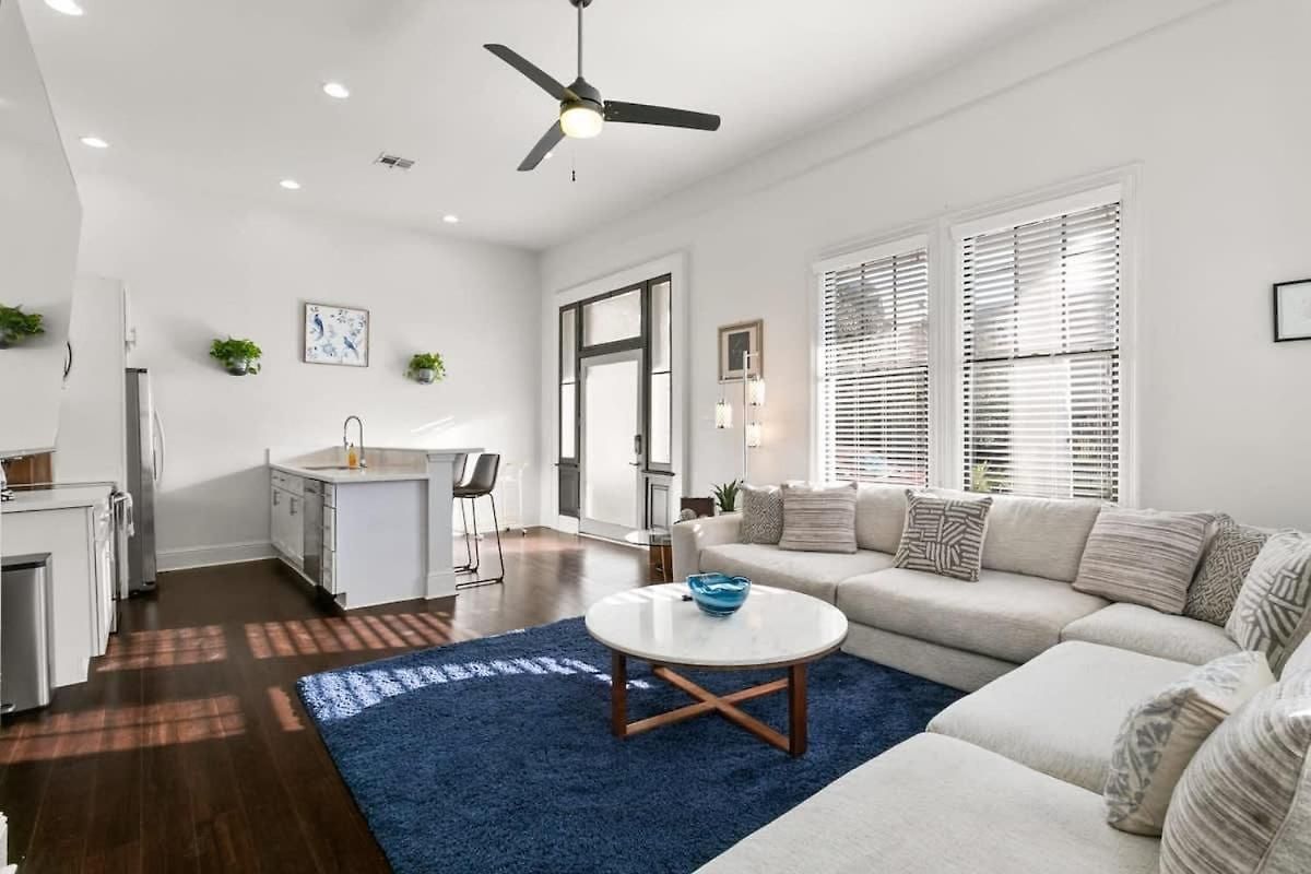 Modern Pristine Stunning 2bd Garden District