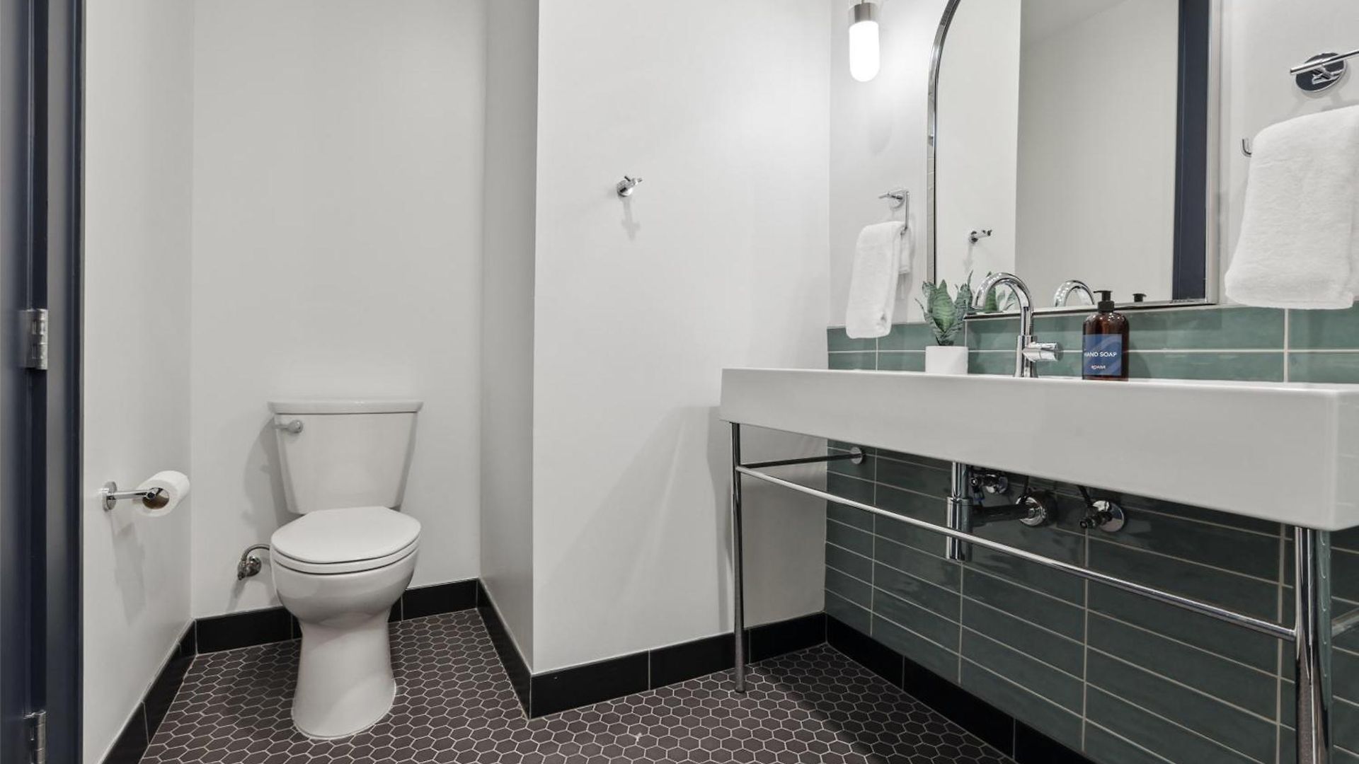 Roami At 714 Canal Apartment
