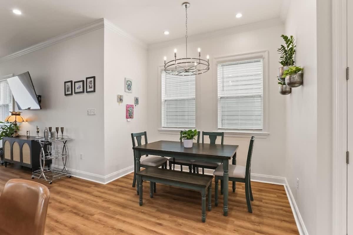 Luxury New 3bd With Parking And Private Yard Holiday home