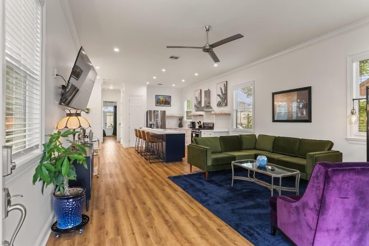 Luxury New 3bd With Parking And Private Yard Holiday home