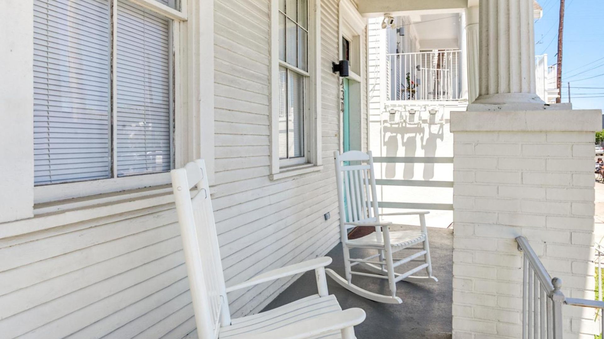 Private 2br In Uptown By Hosteeva