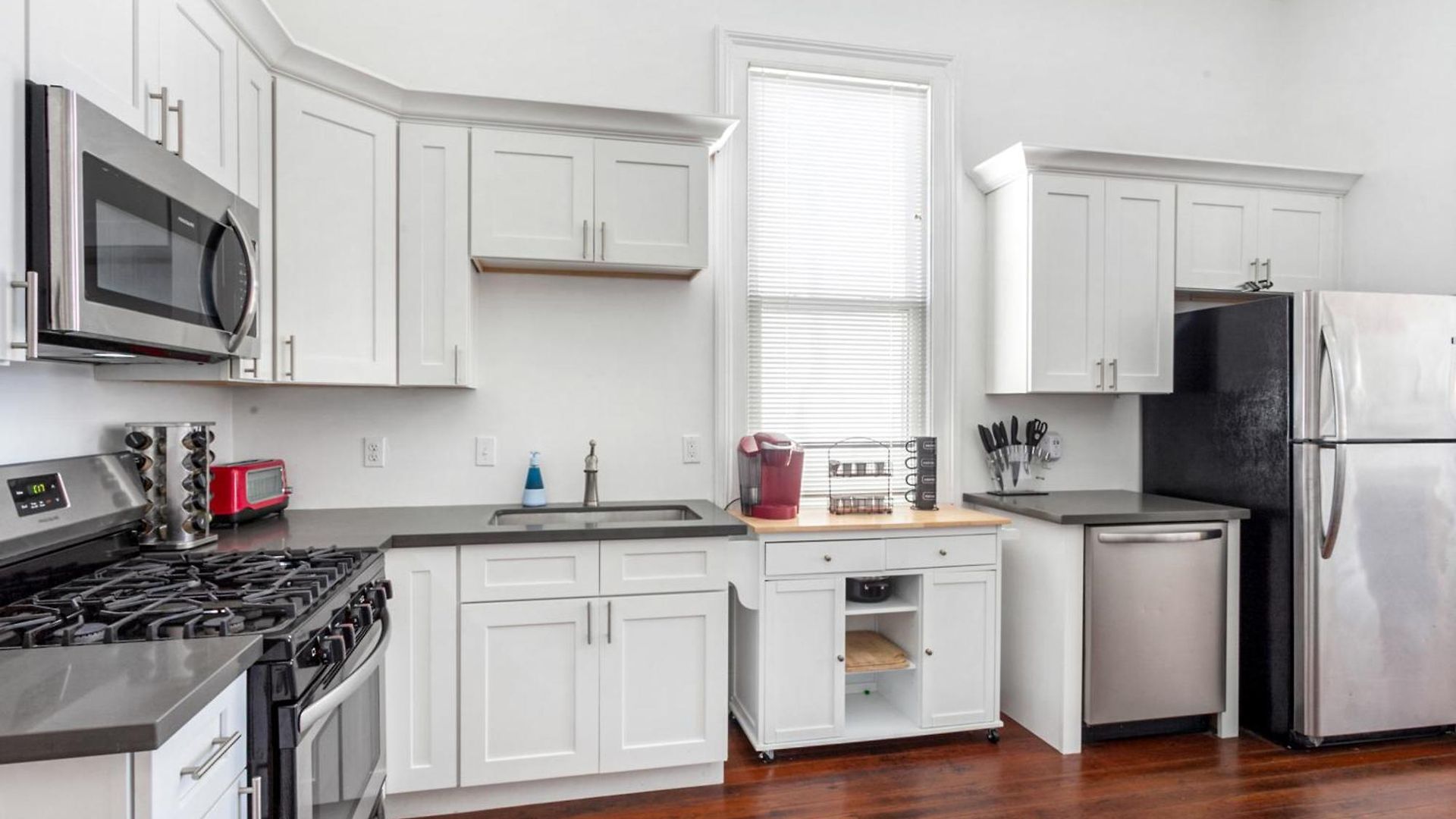 Private 2br In Uptown By Hosteeva
