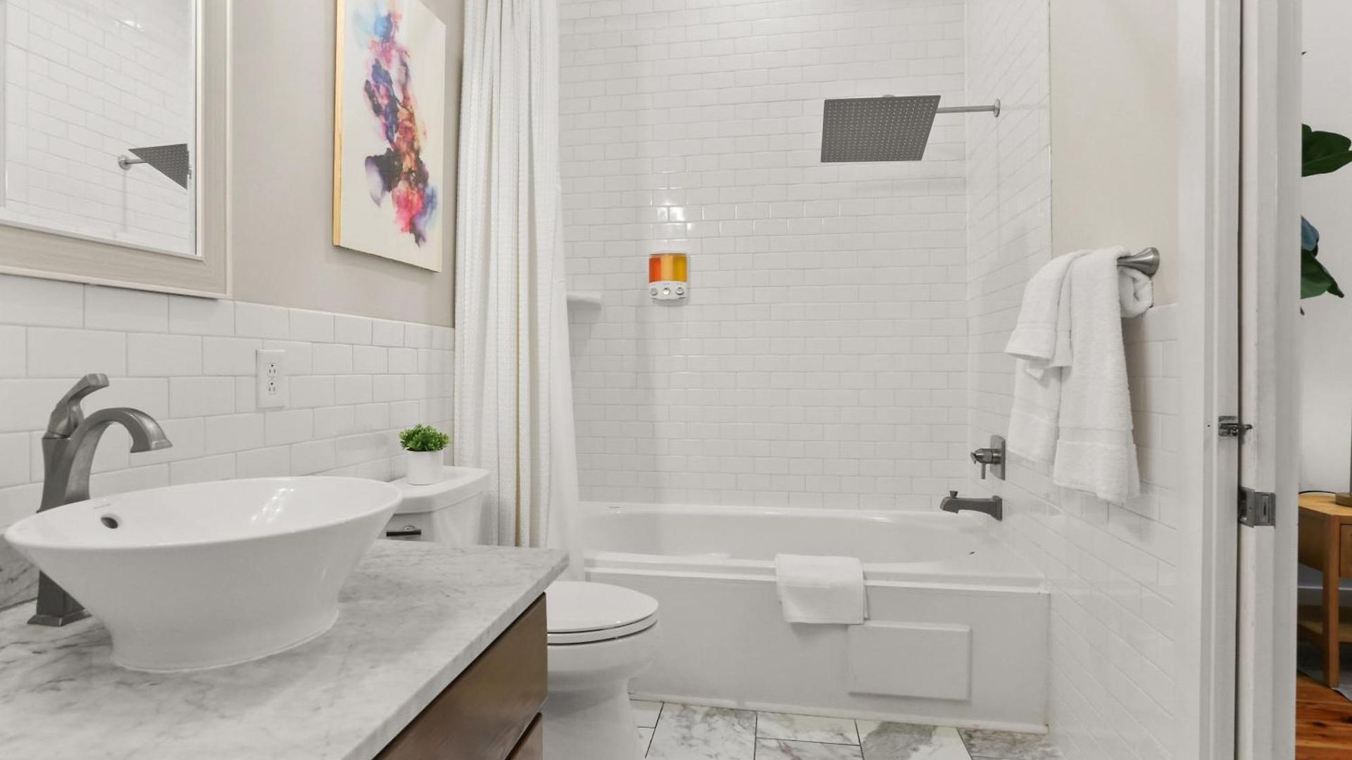 Upscale 3 Bed 2 Bath Private In Uptown New Orleans! Close To Magazine Street, Universities, & French Quarter Holiday home