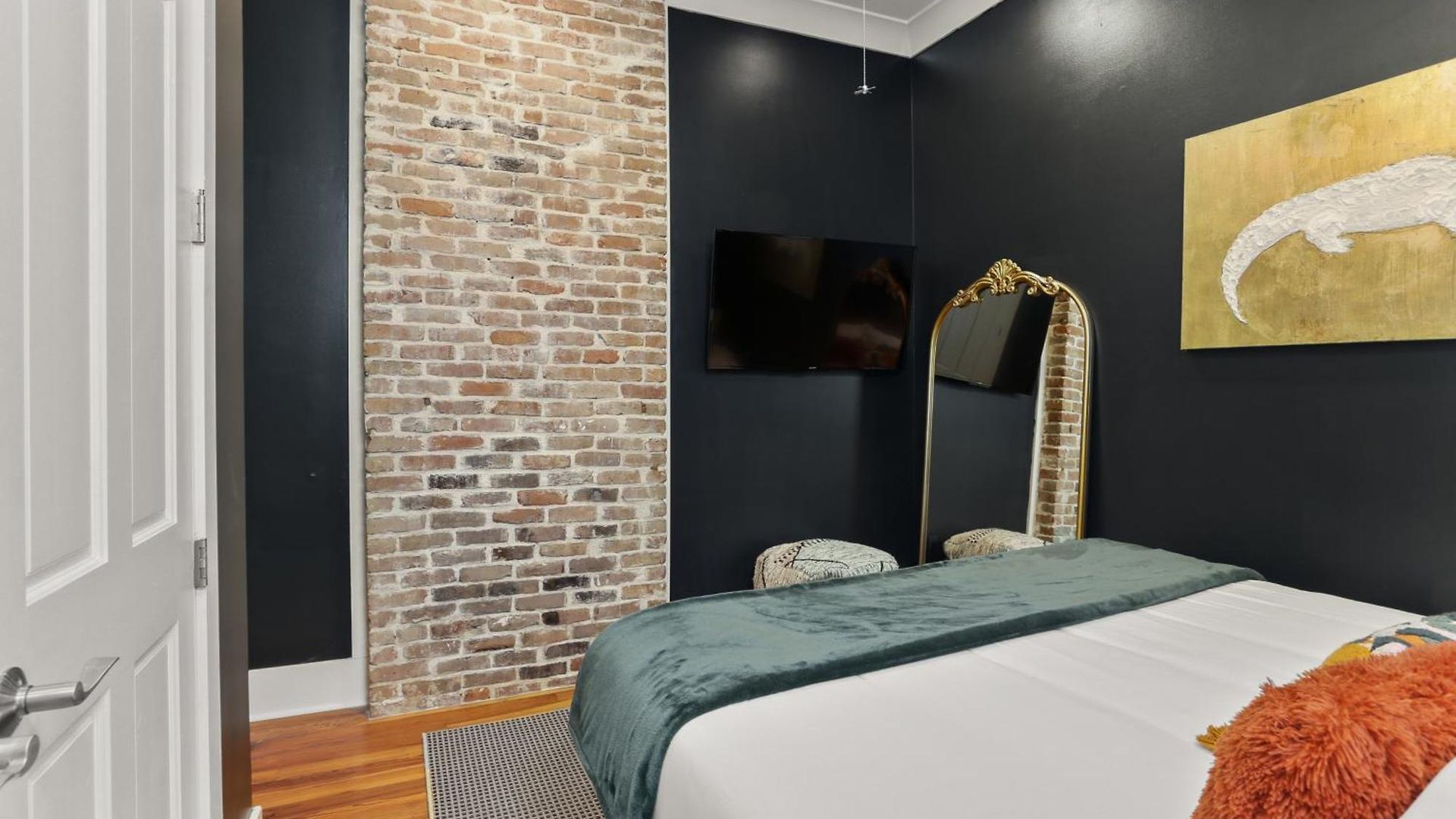 Upscale 3 Bed 2 Bath Private In Uptown New Orleans! Close To Magazine Street, Universities, & French Quarter *