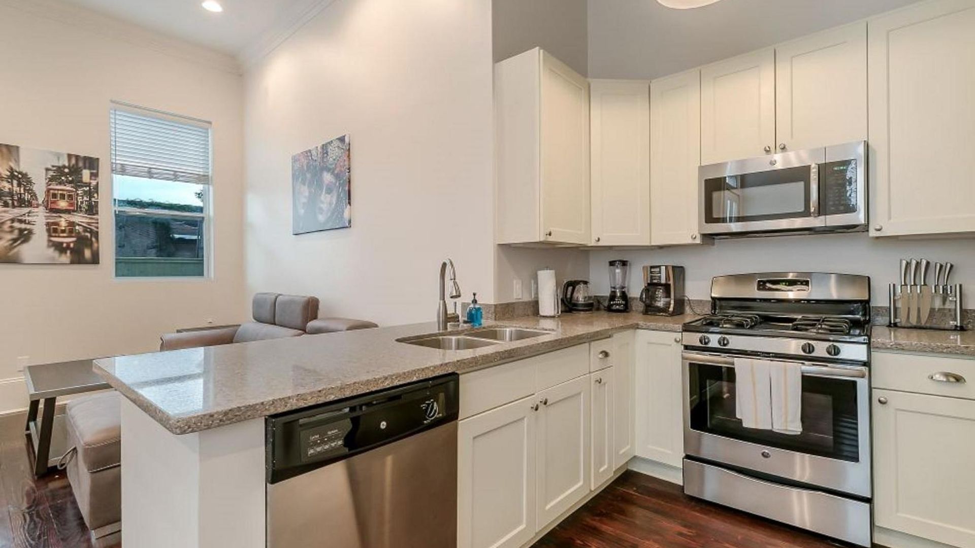 Fabulous With Views Apartment