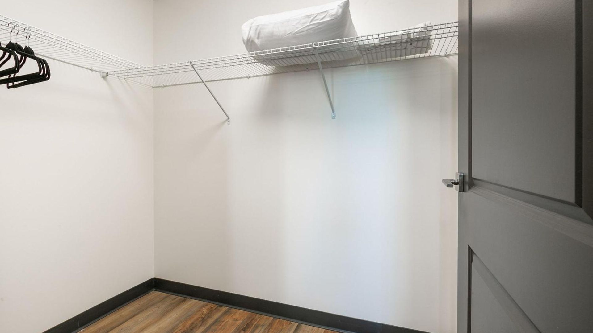 The Pelican By Hosteeva Apartment *