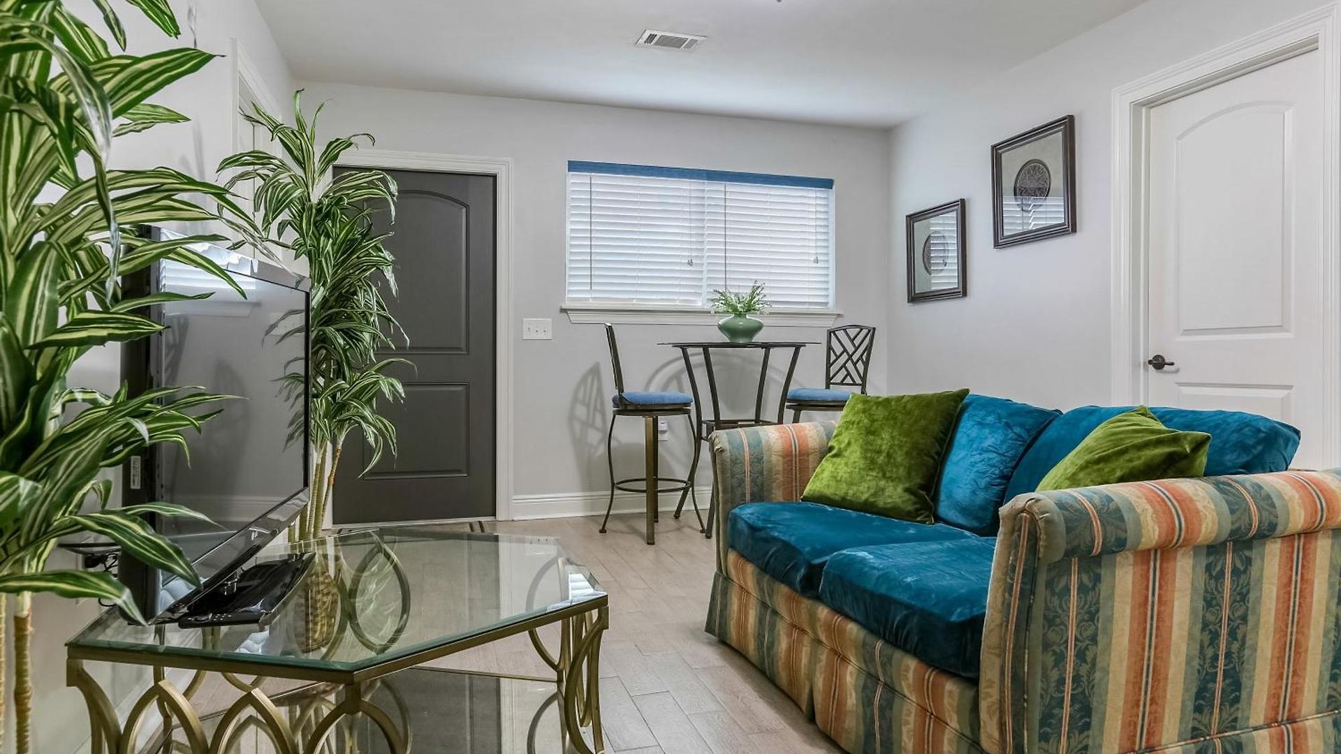 Mardi Gras Patio 2br 8mins To Canal St Apartment *