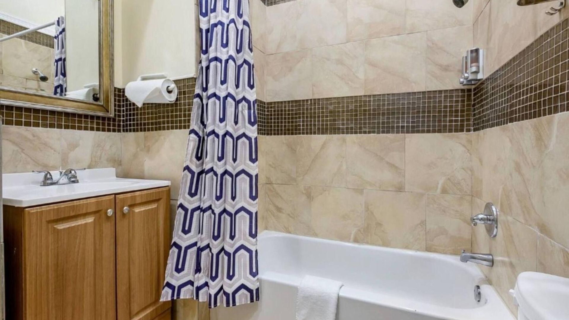 Carondelet Street Penthouse Close To Attractions Holiday home *