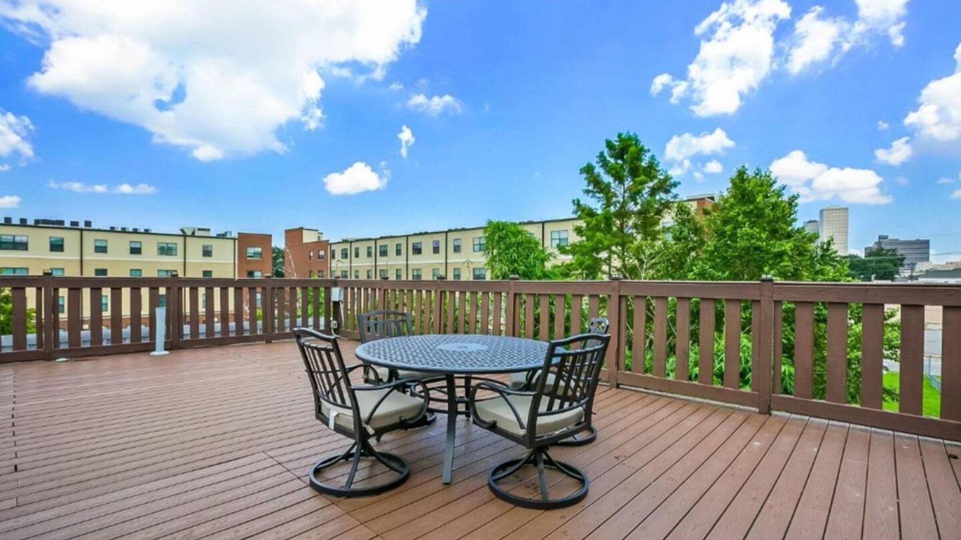 Carondelet Street Penthouse Close To Attractions Holiday home