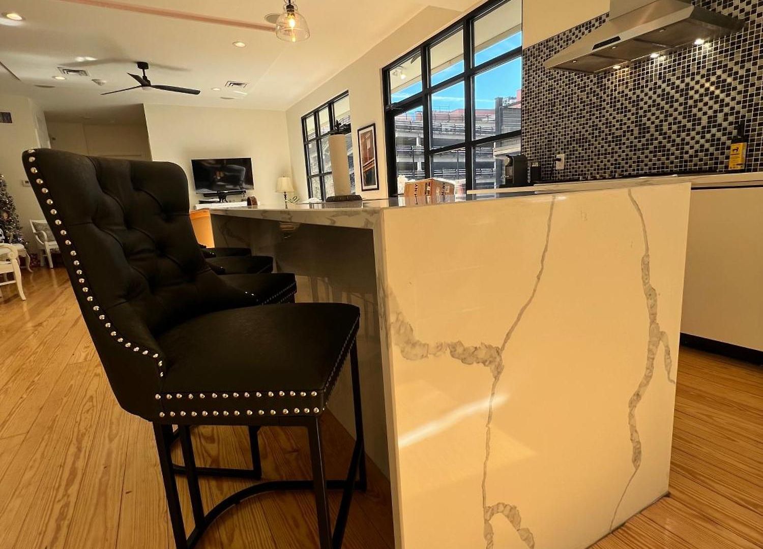 Entire W/ Party Rooftop - A Block Away From Parades Apartment