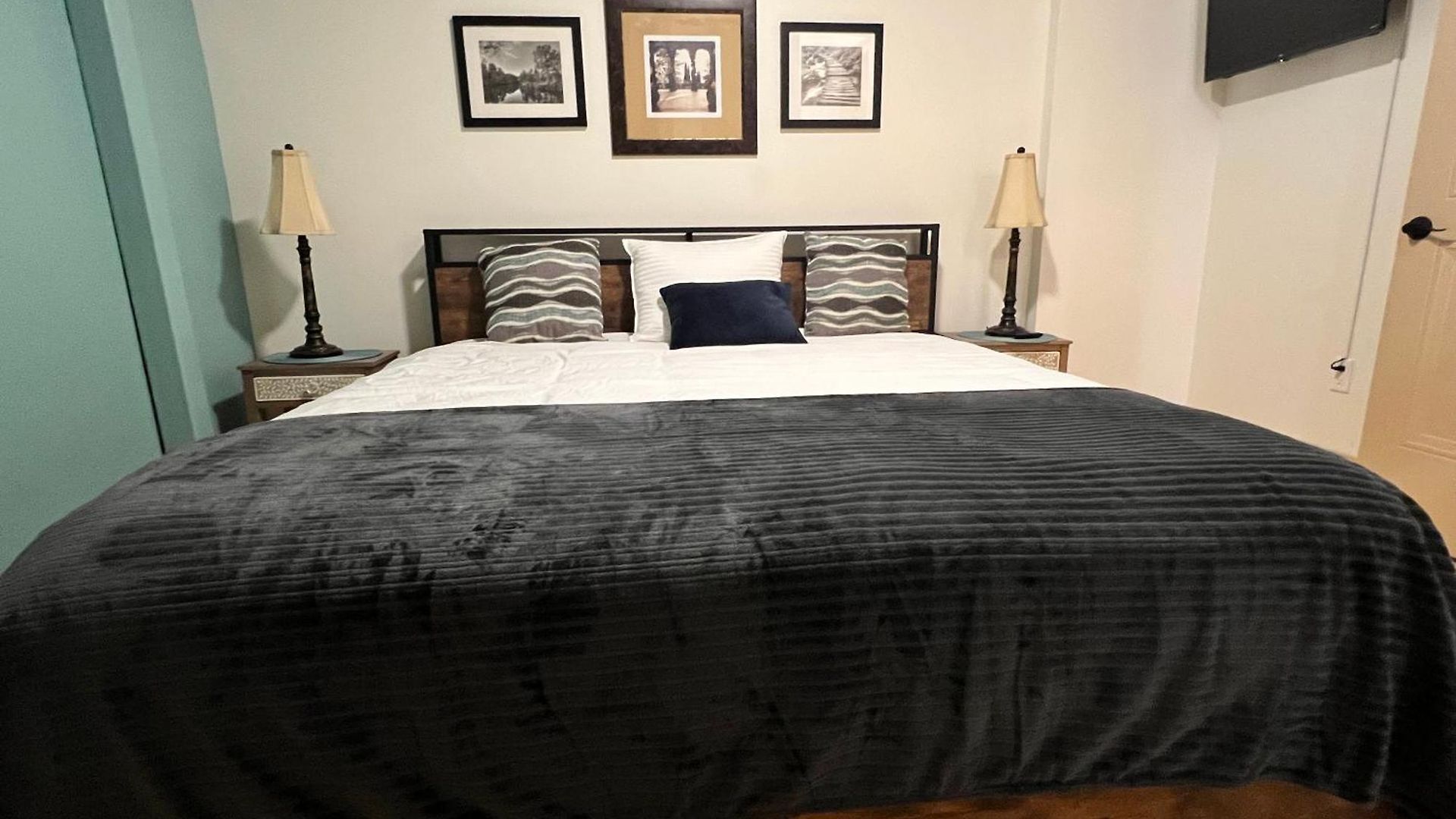 Apartment Entire W/ Party Rooftop - A Block Away From Parades *