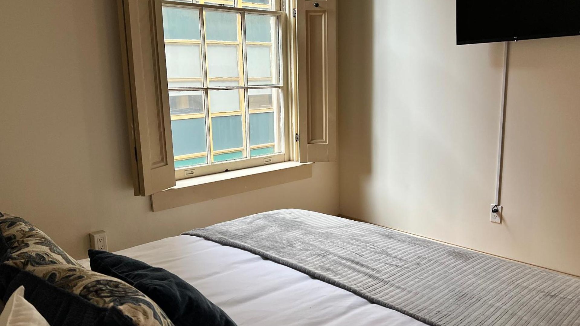 Apartment Entire W/ Party Rooftop - A Block Away From Parades *