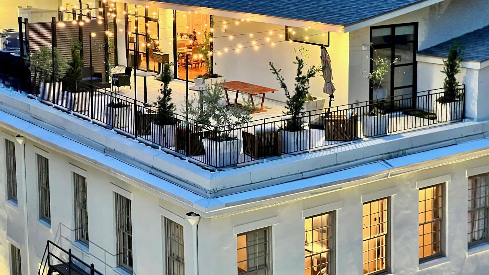 Entire W/ Party Rooftop - A Block Away From Parades Apartment