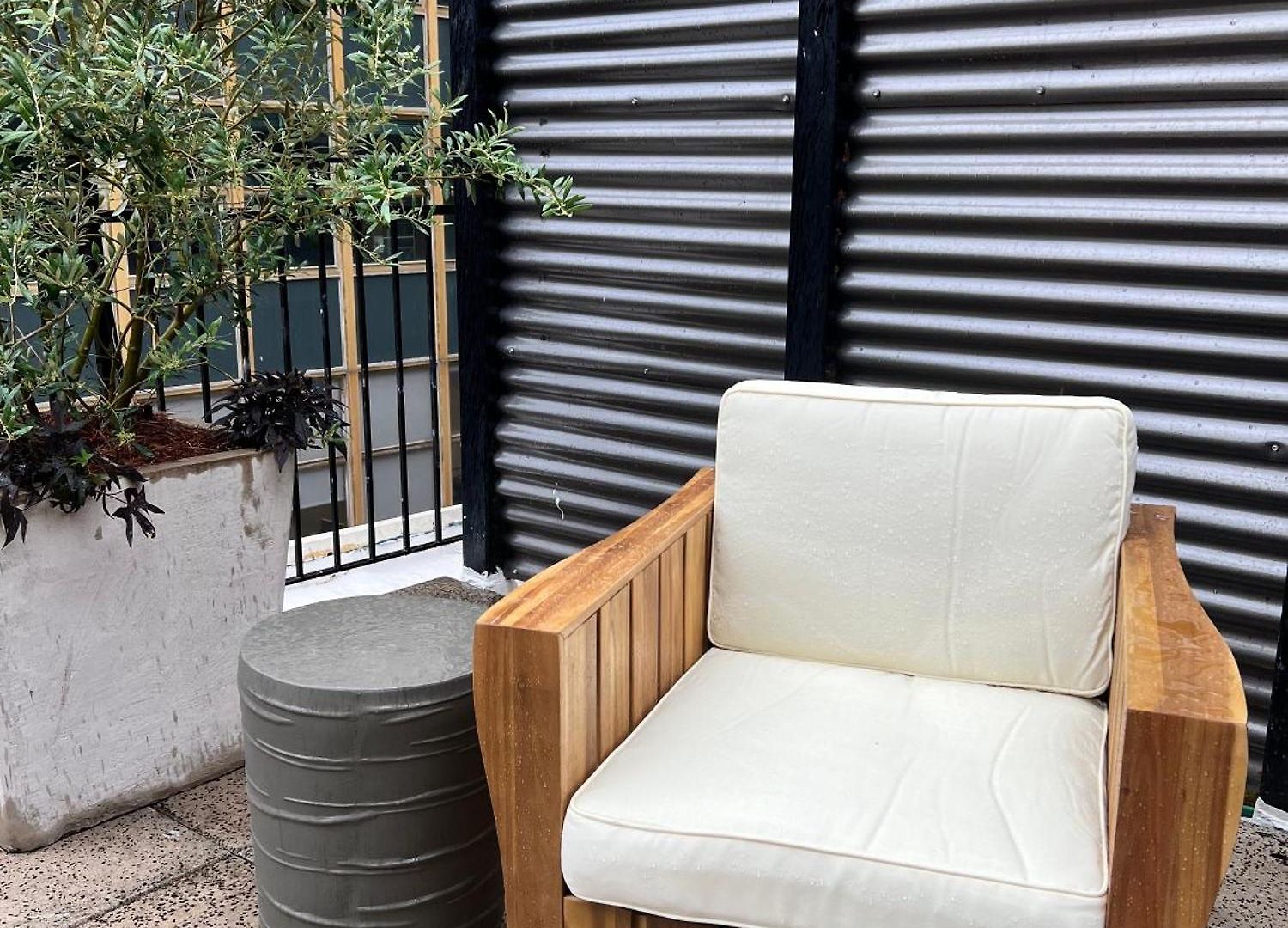 Apartment Entire W/ Party Rooftop - A Block Away From Parades *