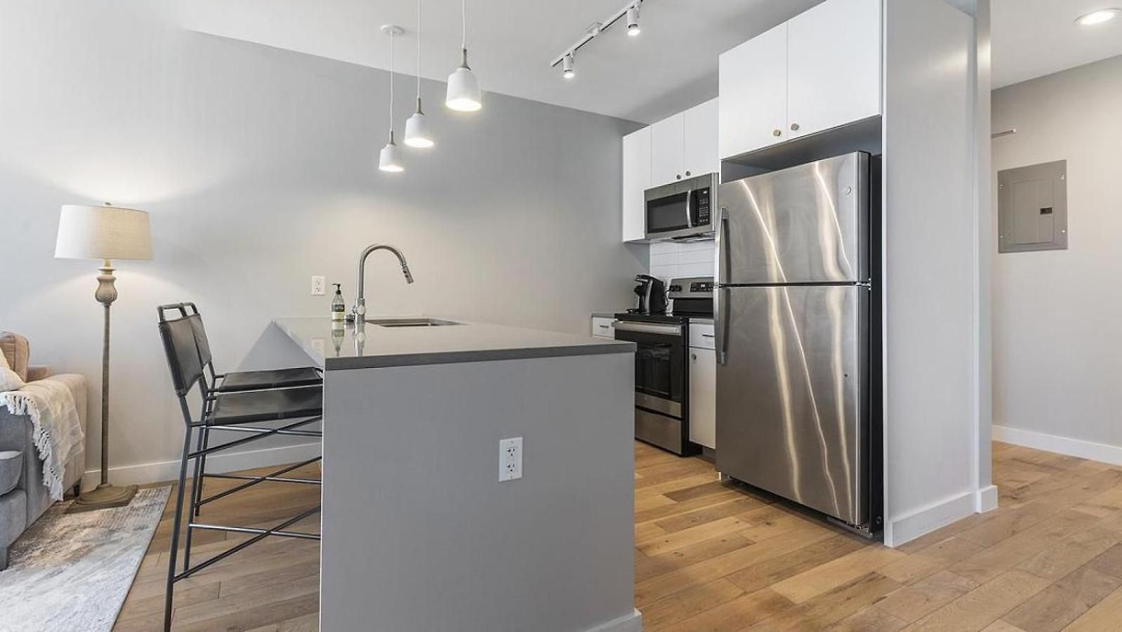 Apartment Landing Modern With Amazing Amenities