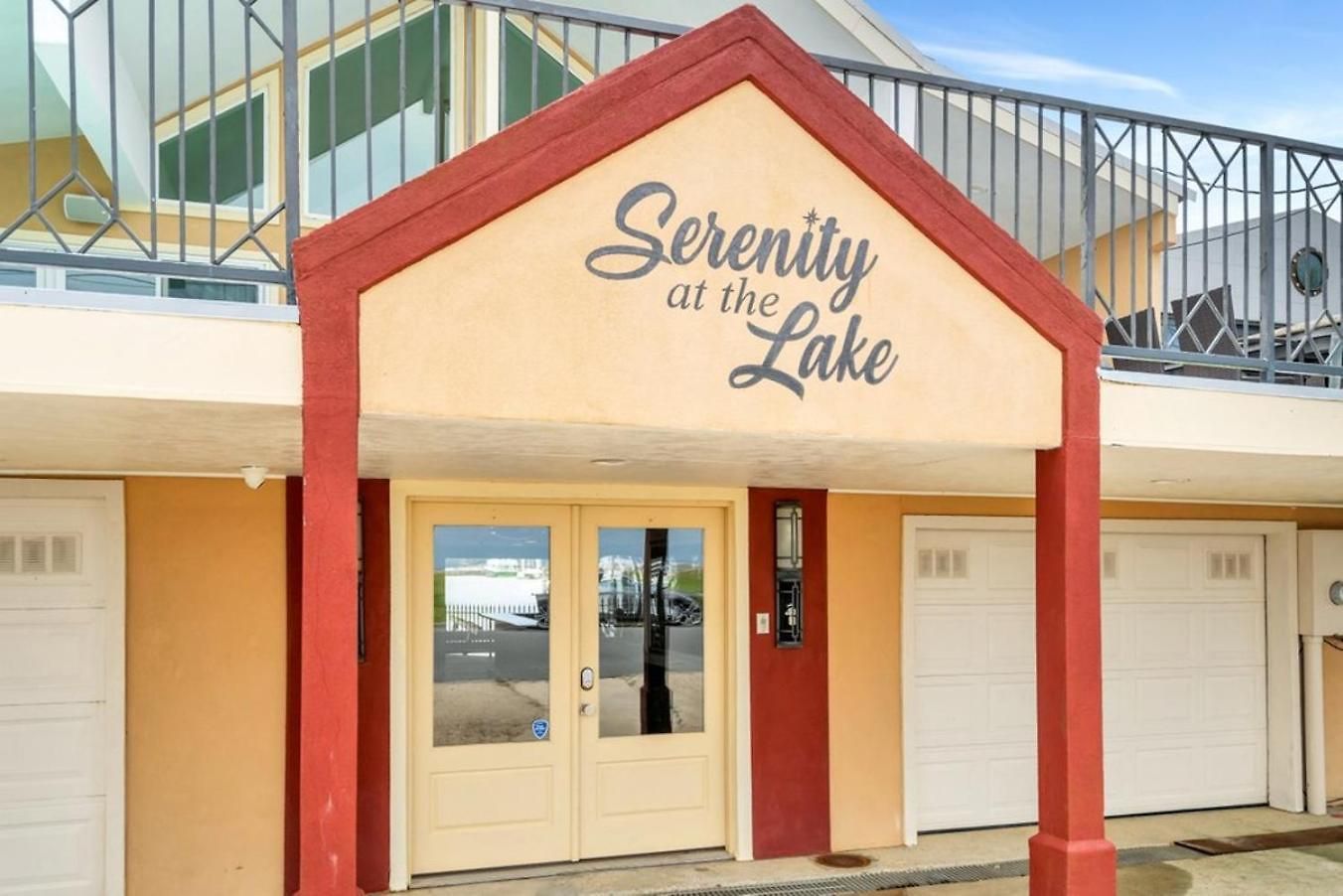 3Br Lakefront Retreat W Pool & Balcony Views Holiday home