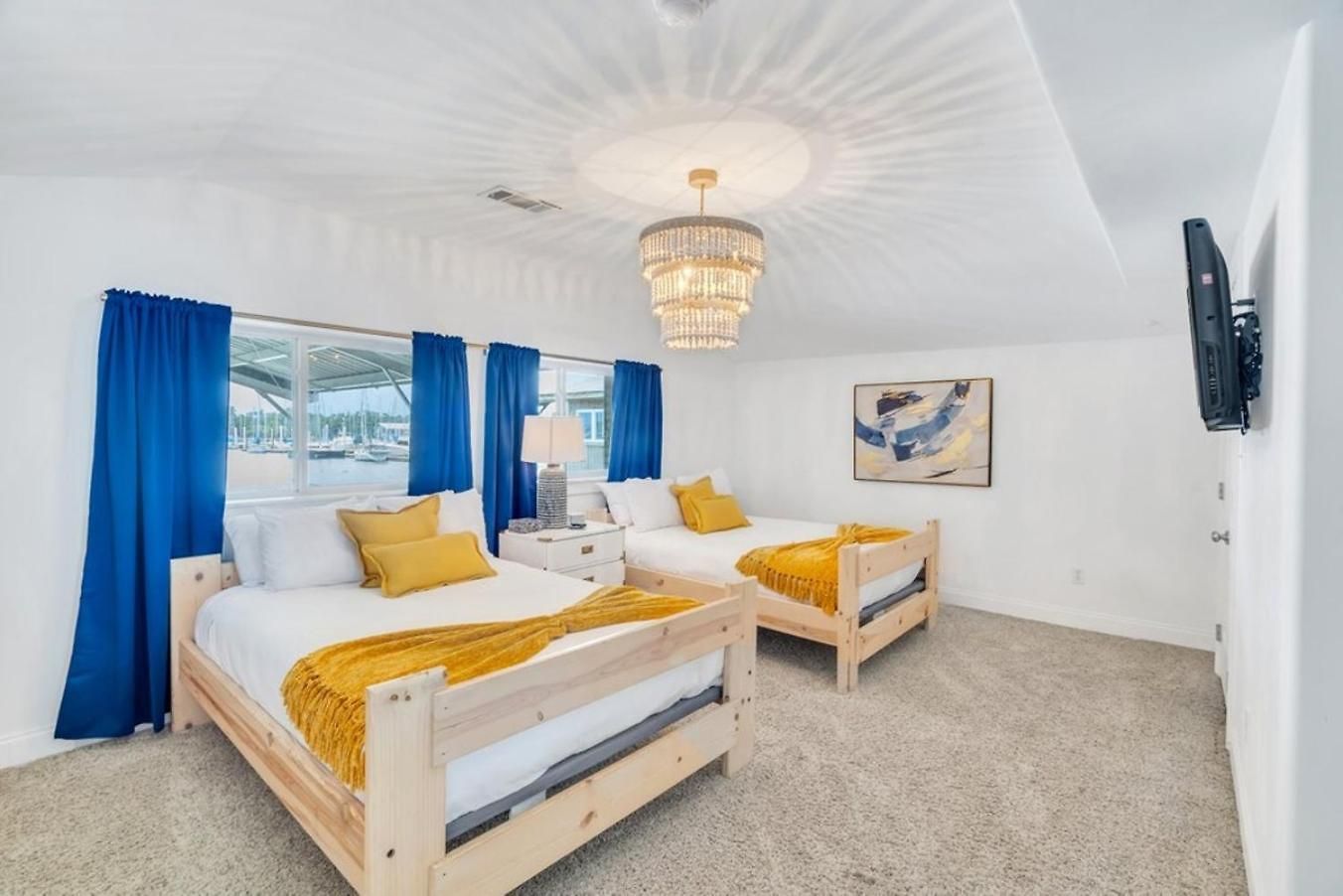 Holiday home 3Br Lakefront Retreat W Pool & Balcony Views