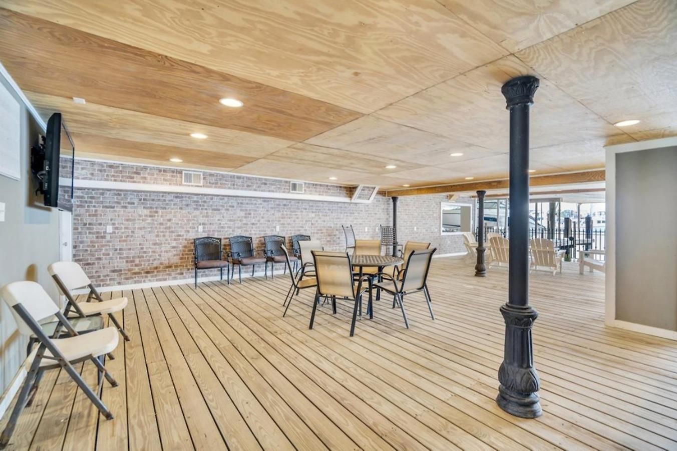 3Br Lakefront Retreat W Pool & Balcony Views
