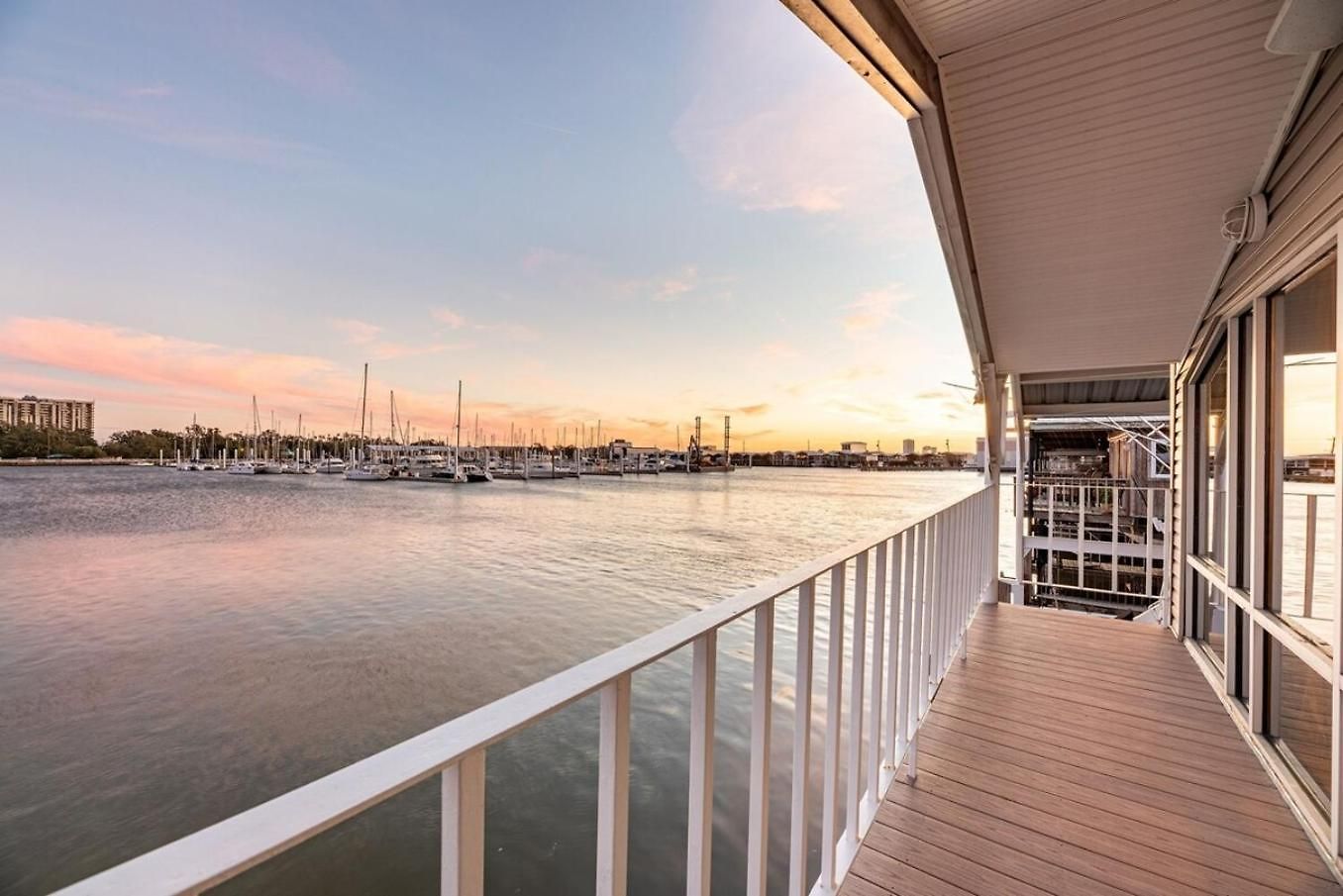 Holiday home 3Br Lakefront Retreat W Pool & Balcony Views *