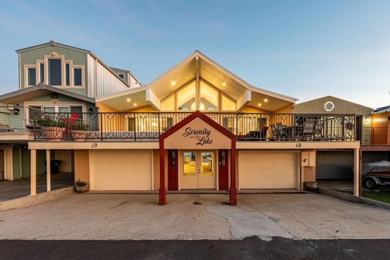 3Br Lakefront Retreat W Pool & Balcony Views Holiday home