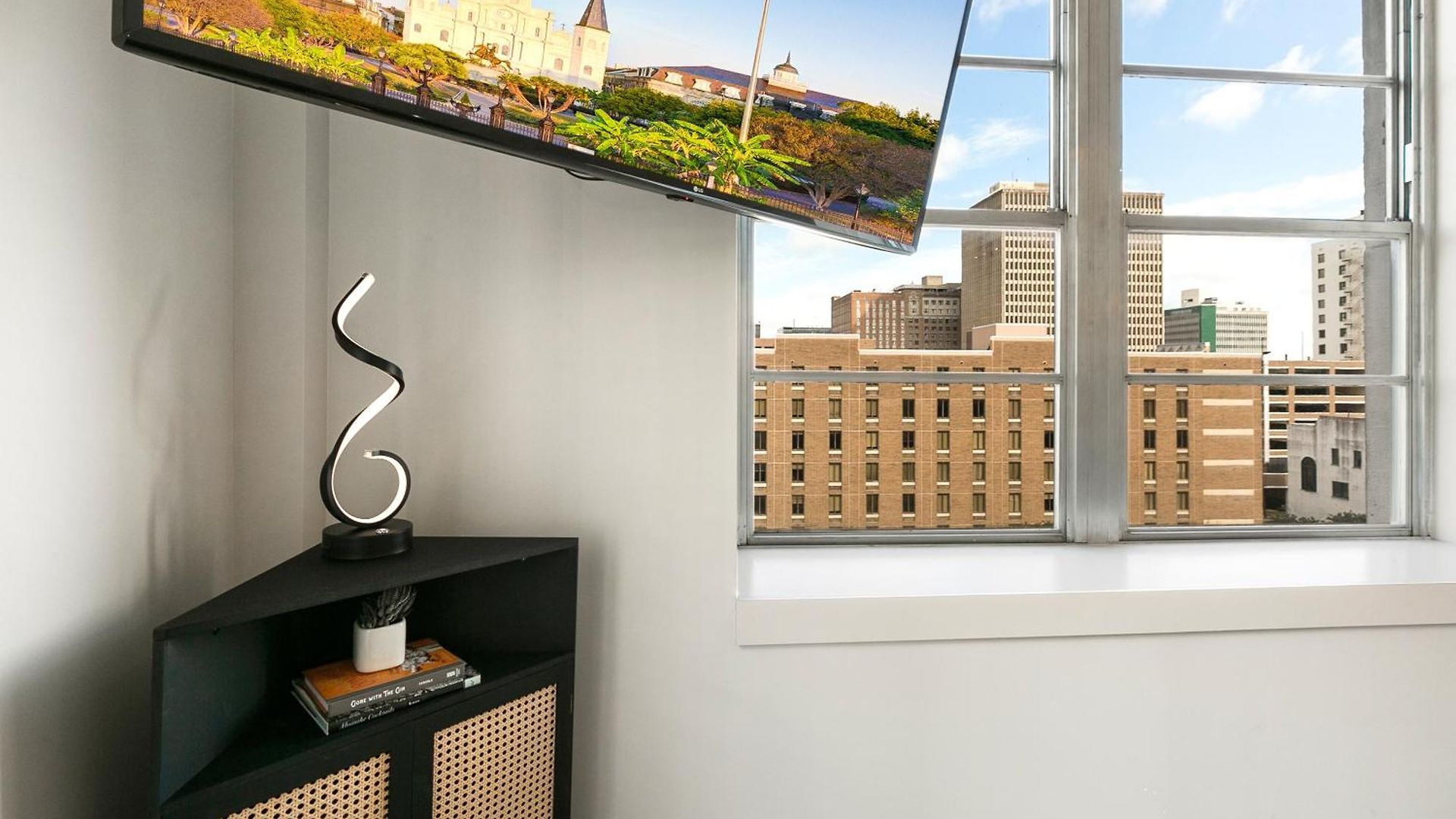 2br Spacious Downtown Apartment *