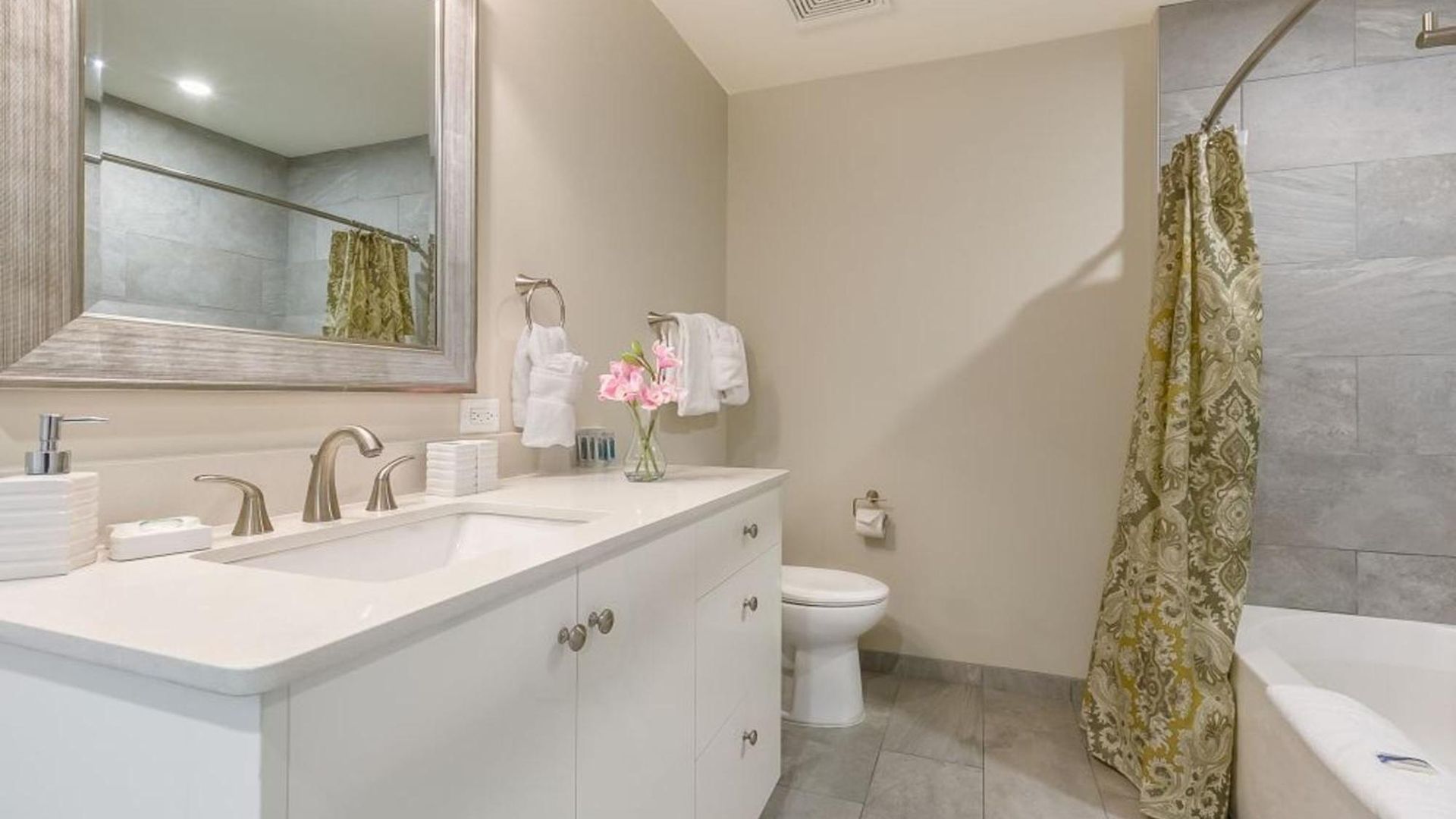 2br Spacious Downtown Apartment