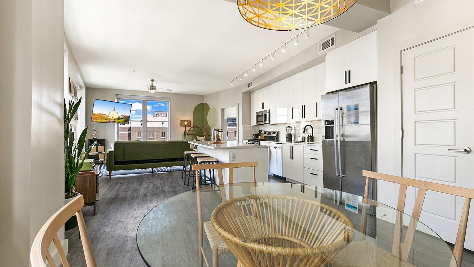 2br Spacious Downtown