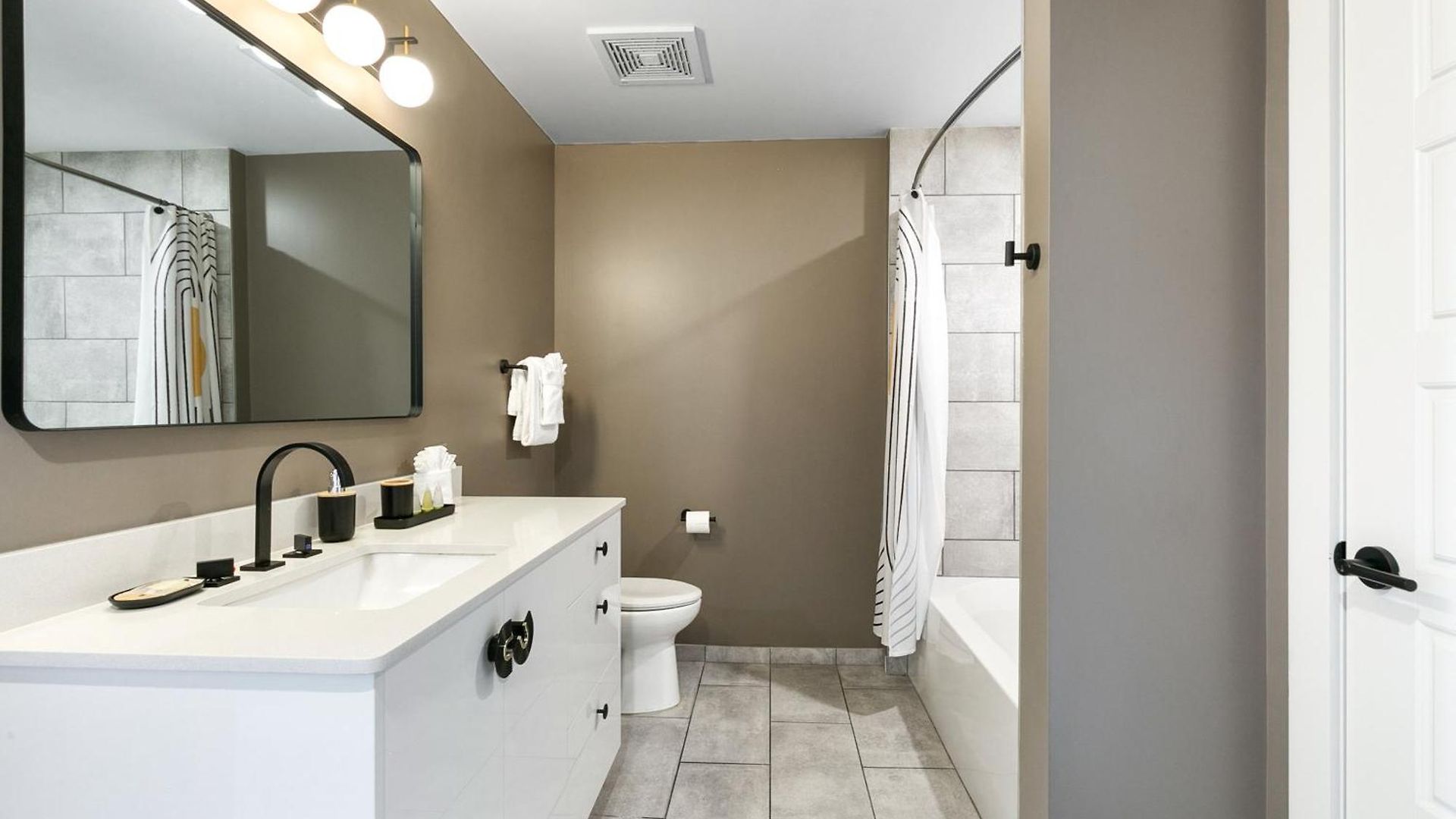 2br Spacious Downtown *