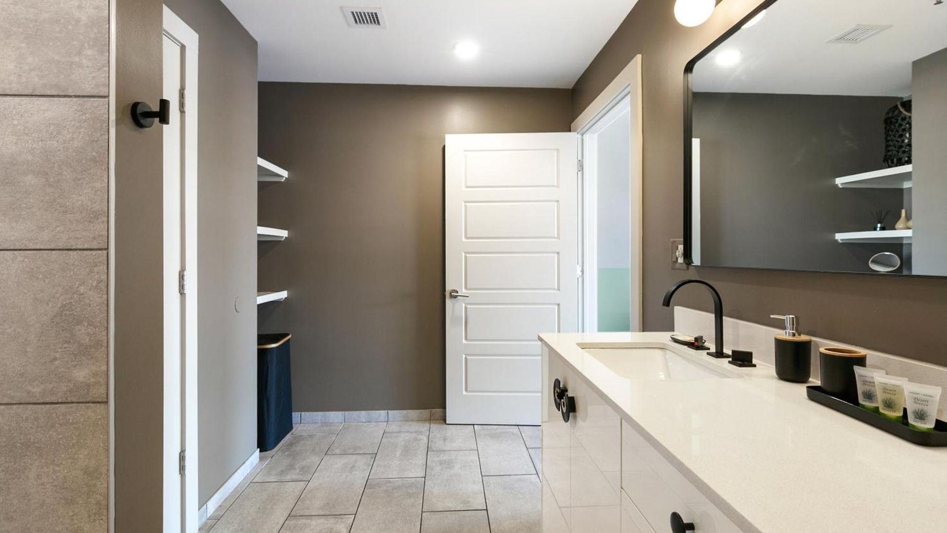 2br Spacious Downtown *