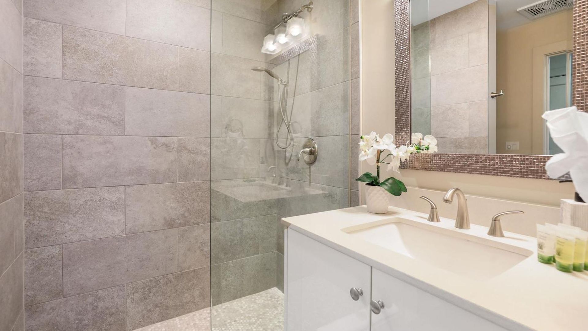 2br Spacious Downtown Apartment *