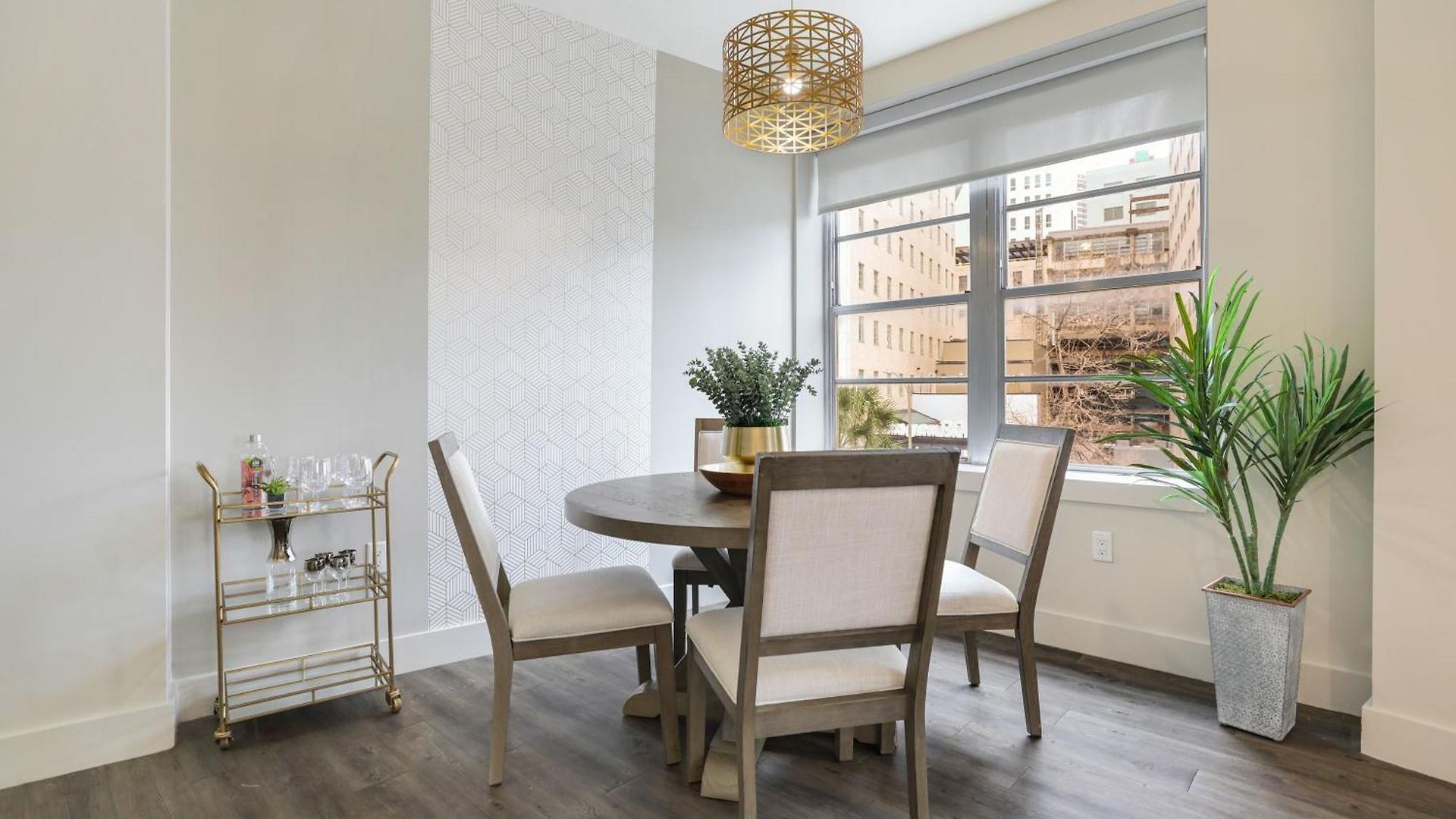 2br Spacious Downtown *