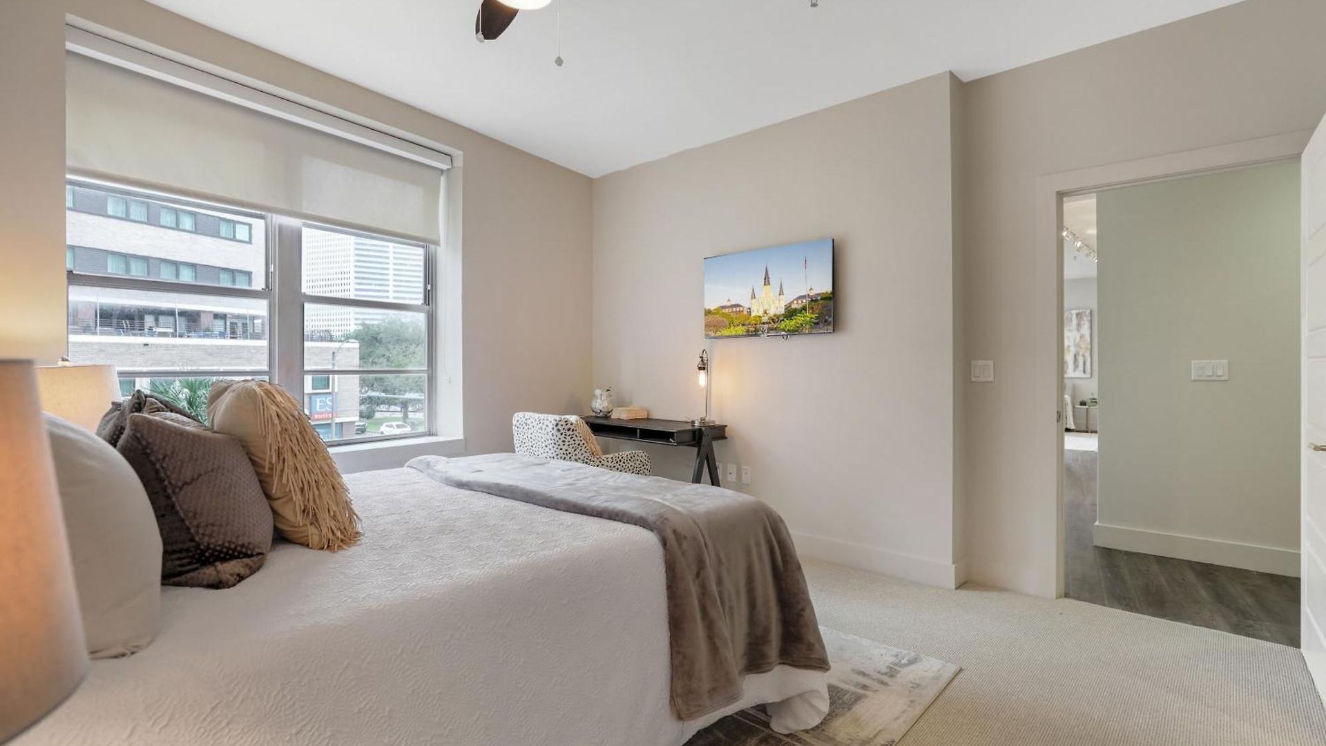 2br Spacious Downtown