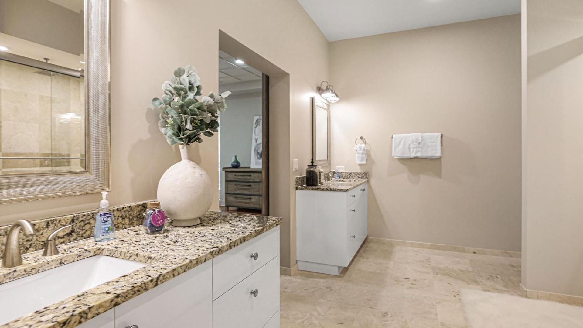 2br Spacious Downtown Apartment