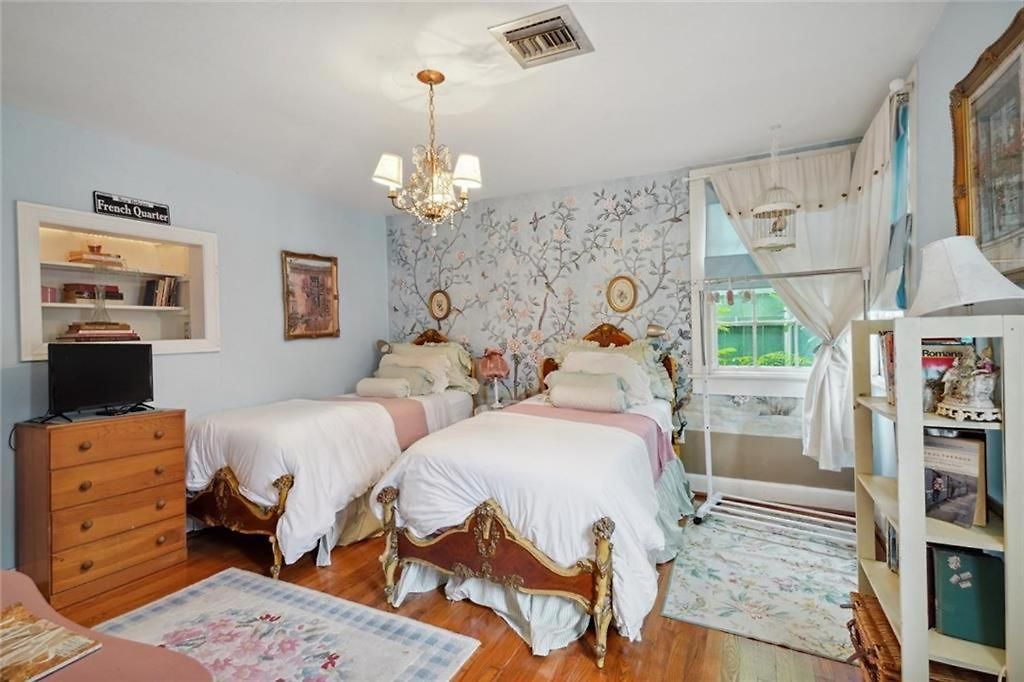 4br 3 Ba Huge, Balcony, Cemetery, Streetcar Sleeps 8! *