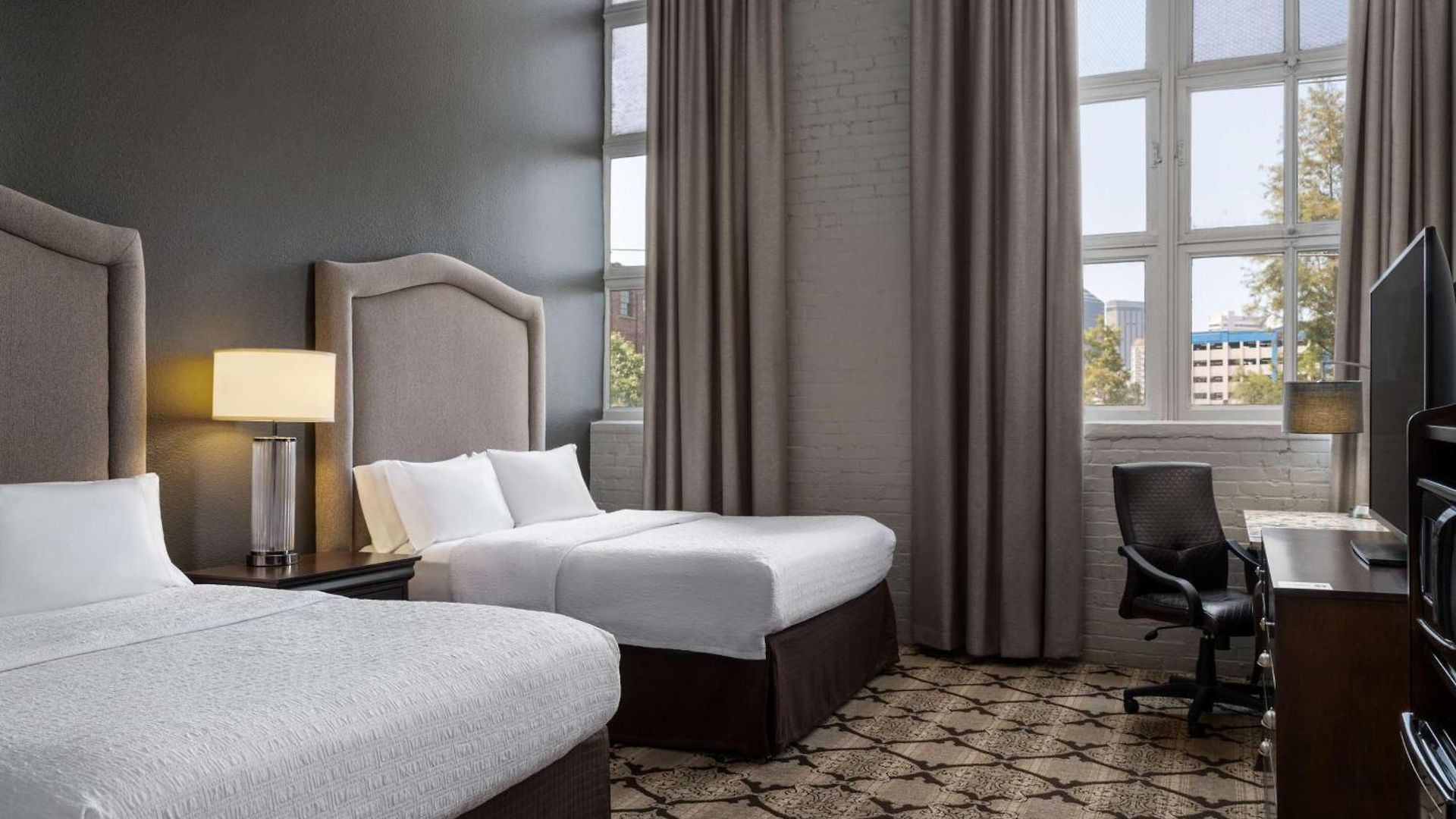 Hampton And Convention Center Hotel 3*