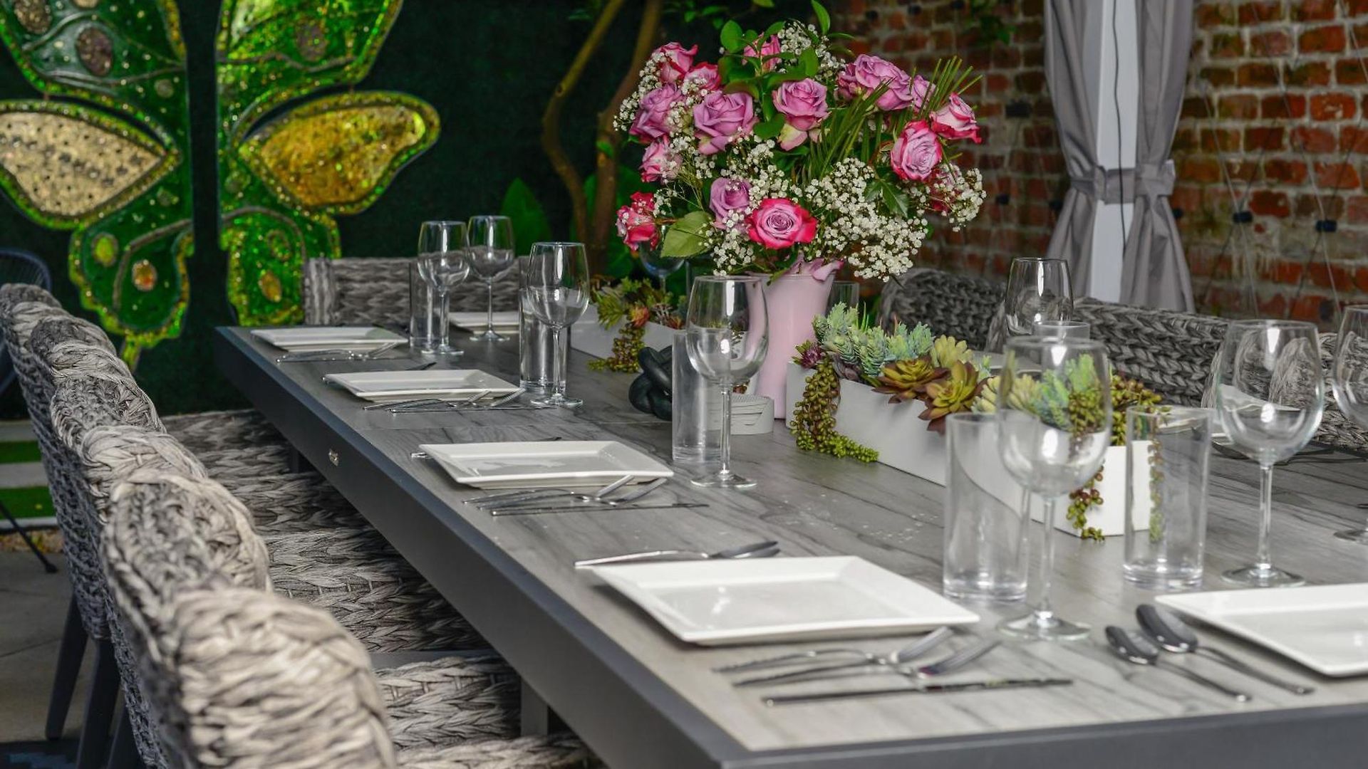 5 Bedroom - Sleeps 8! Steps From Bourbon Street! Bed & Breakfast