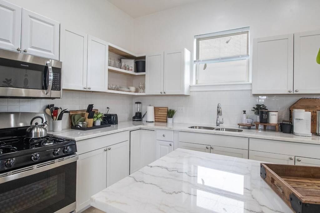 Vibrant Gray Downtown Loft * New Orleans