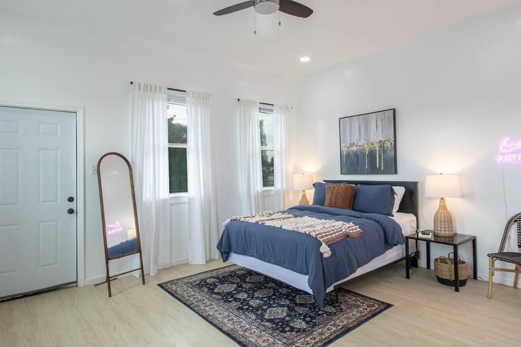 Apartment Vibrant Gray Downtown Loft